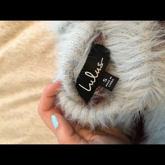 Lulu’s fuzzy sweater - Picture 5 of 6